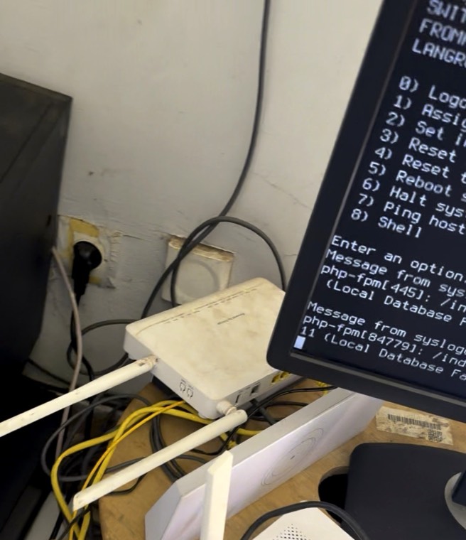 Serveur de portail captif installé à Abidjan, relié à plusieurs box Internet